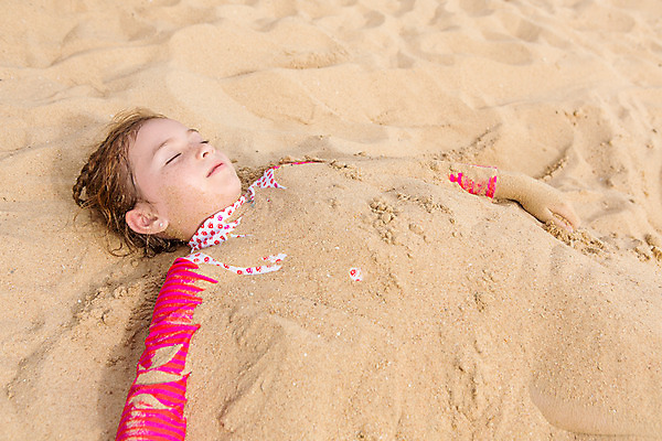 포토 JPG 주간 서양인 외국인 백인 해외기획촬영 여자 여유 어린이 모래 태국 한명 사람 상반신 야외 모래사장 눕기 눈감음 유치원생 자유 잠 상쾌 주근깨 모래찜질 2015년태국 래쉬가드 여자만 여자한명만 어린이만 소녀만 소녀한명만 국내포토 자연요소 1 수영복 감정 아시아 바다 컨셉 모션 인종 점 파일형식