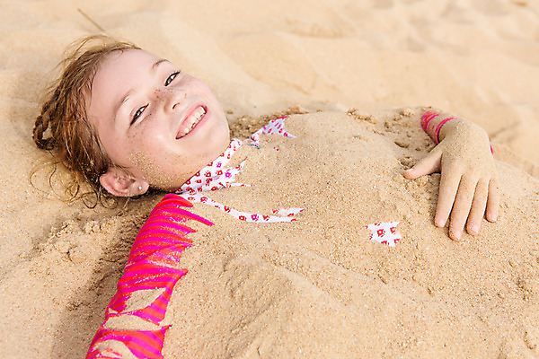 포토 JPG 주간 서양인 외국인 백인 해외기획촬영 여자 여유 어린이 모래 태국 한명 미소 사람 상반신 야외 모래사장 눕기 유치원생 자유 상쾌 주근깨 모래찜질 2015년태국 래쉬가드 여자만 여자한명만 어린이만 소녀만 소녀한명만 국내포토 자연요소 1 수영복 감정 아시아 바다 컨셉 모션 표정 인종 점 파일형식