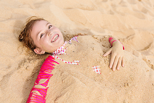 포토 JPG 주간 서양인 외국인 백인 해외기획촬영 여자 여유 어린이 모래 태국 한명 미소 사람 상반신 야외 모래사장 눕기 유치원생 자유 상쾌 주근깨 모래찜질 2015년태국 래쉬가드 여자만 여자한명만 어린이만 소녀만 소녀한명만 국내포토 자연요소 1 수영복 감정 아시아 바다 컨셉 모션 표정 인종 점 파일형식