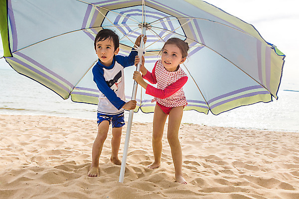 포토 JPG 주간 전신 서양인 외국인 백인 해외기획촬영 여자 남자 수영복 여유 어린이 맨발 태국 허리숙이기 서기 들기 사람 해변 야외 두명 앞모습 모래사장 유치원생 자유 올려보기 파라솔 상쾌 2015년태국 래쉬가드 어린이만 국내포토 자연요소 옷 감정 아시아 바다 뷰포인트 컨셉 모션 발 숙이기 인종 파일형식