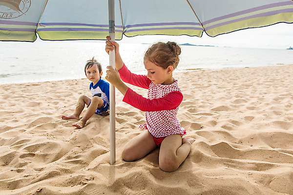 포토 JPG 주간 전신 서양인 외국인 백인 해외기획촬영 여자 남자 수영복 여유 어린이 맨발 태국 사람 앉기 해변 야외 두명 모래사장 유치원생 자유 잡기 파라솔 상쾌 2015년태국 래쉬가드 어린이만 국내포토 자연요소 옷 감정 아시아 바다 컨셉 모션 발 인종 파일형식