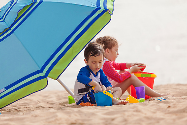 포토 JPG 주간 전신 서양인 외국인 백인 해외기획촬영 여자 남자 수영복 어린이 맨발 태국 놀이 사람 앉기 야외 두명 앞모습 옆모습 모래사장 장난감 유치원생 파라솔 모래놀이 2015년태국 래쉬가드 어린이만 내려보기 국내포토 자연요소 옷 아시아 모래 바다 뷰포인트 모션 발 인종 파일형식
