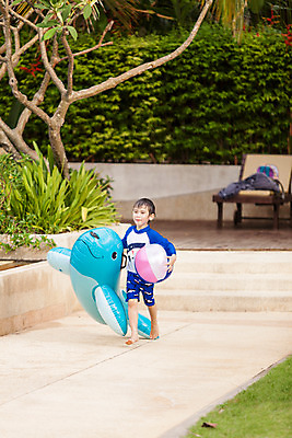 포토 JPG 주간 전신 서양인 외국인 백인 해외기획촬영 남자 수영복 여유 어린이 공 태국 물놀이 수영장 한명 서기 들기 사람 야외 걷기 유치원생 젖음 비치볼 즐거움 준비 튜브 2015년태국 래쉬가드 남자만 남자한명만 어린이만 소년만 소년한명만 국내포토 자연요소 1 옷 감정 아시아 모션 놀이 바캉스용품 인종 파일형식