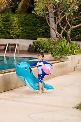 포토 JPG 주간 전신 서양인 외국인 백인 해외기획촬영 남자 수영복 여유 어린이 공 맨발 태국 물놀이 수영장 한명 서기 들기 사람 야외 걷기 유치원생 젖음 비치볼 즐거움 준비 튜브 2015년태국 래쉬가드 남자만 남자한명만 어린이만 소년만 소년한명만 국내포토 자연요소 1 옷 감정 아시아 모션 발 놀이 바캉스용품 인종 파일형식