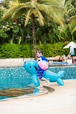 포토 JPG 주간 전신 서양인 외국인 백인 해외기획촬영 남자 수영복 여유 어린이 공 맨발 태국 물놀이 수영장 한명 서기 들기 사람 야외 옆모습 걷기 유치원생 젖음 비치볼 즐거움 준비 튜브 2015년태국 래쉬가드 남자만 남자한명만 어린이만 소년만 소년한명만 내려보기 국내포토 자연요소 1 옷 감정 아시아 뷰포인트 모션 발 놀이 바캉스용품 인종 파일형식