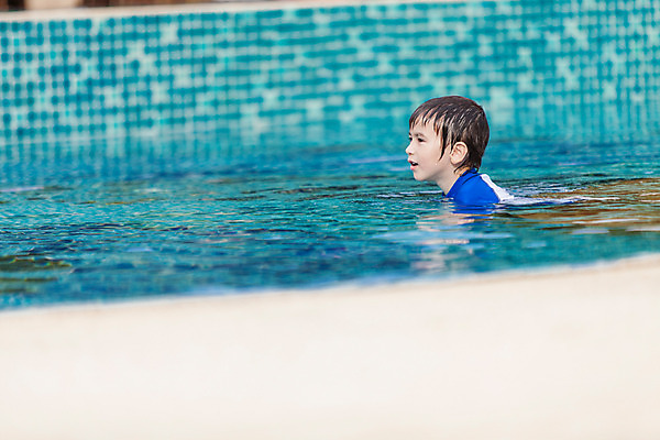 포토 JPG 주간 서양인 외국인 백인 해외기획촬영 남자 여유 어린이 태국 물놀이 수영장 한명 사람 상반신 야외 옆모습 유치원생 젖음 수면 즐거움 2015년태국 래쉬가드 남자만 남자한명만 어린이만 소년만 소년한명만 국내포토 자연요소 1 수영복 감정 아시아 뷰포인트 놀이 인종 물 파일형식