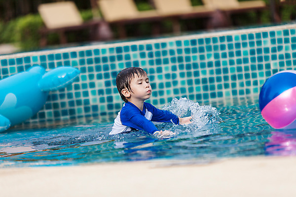 포토 JPG 주간 서양인 외국인 백인 해외기획촬영 남자 여유 어린이 공 태국 물놀이 수영장 한명 사람 상반신 야외 옆모습 유치원생 젖음 수면 비치볼 즐거움 튜브 2015년태국 래쉬가드 남자만 남자한명만 어린이만 소년만 소년한명만 국내포토 자연요소 1 수영복 감정 아시아 뷰포인트 놀이 바캉스용품 인종 물 파일형식