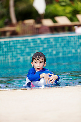 포토 JPG 주간 서양인 외국인 백인 해외기획촬영 남자 여유 어린이 공 태국 물놀이 수영장 한명 사람 상반신 야외 앞모습 유치원생 젖음 잡기 수면 비치볼 즐거움 2015년태국 래쉬가드 남자만 남자한명만 어린이만 소년만 소년한명만 국내포토 자연요소 1 수영복 감정 아시아 뷰포인트 모션 놀이 바캉스용품 인종 물 파일형식
