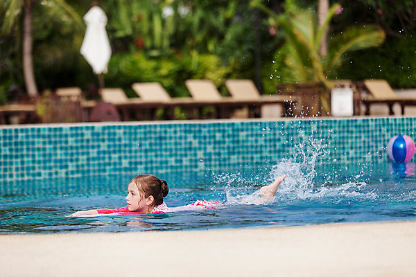 포토 JPG 주간 전신 서양인 외국인 백인 해외기획촬영 여자 어린이 엎드리기 태국 수영장 한명 사람 야외 옆모습 수영 유치원생 수면 즐거움 2015년태국 래쉬가드 여자만 여자한명만 어린이만 소녀만 소녀한명만 국내포토 자연요소 1 수영복 감정 아시아 뷰포인트 모션 인종 물 수상스포츠 파일형식