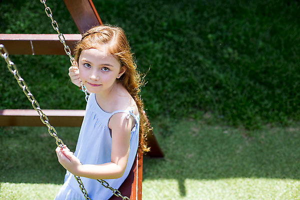 포토 JPG 주간 서양인 외국인 백인 해외기획촬영 긴머리 원피스 여자 어린이 태국 한명 미소 사람 앉기 상반신 야외 옆모습 유치원생 잡기 놀이터 그네 그네타기 2015년태국 여자만 여자한명만 어린이만 소녀만 소녀한명만 국내포토 자연요소 1 헤어스타일 옷 아시아 뷰포인트 모션 놀이 표정 인종 파일형식