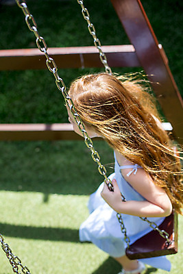 포토 JPG 주간 서양인 외국인 백인 해외기획촬영 긴머리 원피스 여자 어린이 태국 한명 사람 앉기 상반신 야외 옆모습 유치원생 잡기 파마 놀이터 그네 그네타기 2015년태국 여자만 여자한명만 어린이만 소녀만 소녀한명만 국내포토 자연요소 1 헤어스타일 옷 아시아 뷰포인트 모션 놀이 인종 파일형식