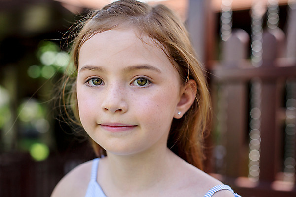 포토 JPG 주간 서양인 외국인 백인 해외기획촬영 여자 어린이 태국 한명 미소 사람 상반신 야외 아웃포커스 유치원생 주근깨 2015년태국 여자만 여자한명만 어린이만 소녀만 소녀한명만 국내포토 자연요소 1 아시아 촬영기법 표정 인종 점 파일형식