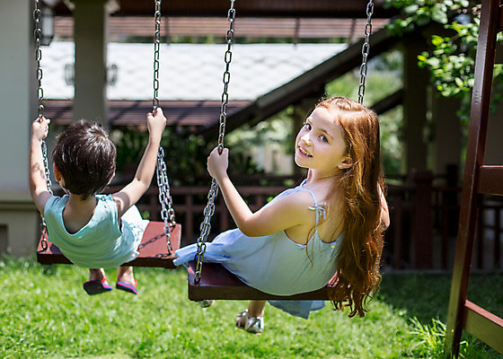 포토 JPG 주간 전신 서양인 외국인 백인 해외기획촬영 긴머리 원피스 여자 남자 어린이 태국 사람 앉기 야외 두명 뒷모습 민소매 유치원생 잡기 뒤돌아보기 파마 놀이터 그네 그네타기 2015년태국 어린이만 국내포토 자연요소 헤어스타일 옷 아시아 뷰포인트 상의 모션 놀이 인종 파일형식