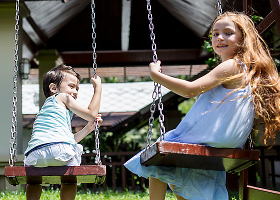 포토 JPG 주간 서양인 외국인 백인 해외기획촬영 긴머리 원피스 여자 남자 어린이 반바지 태국 미소 사람 앉기 상반신 야외 두명 뒷모습 민소매 유치원생 잡기 뒤돌아보기 파마 놀이터 그네 그네타기 2015년태국 어린이만 국내포토 자연요소 헤어스타일 옷 아시아 뷰포인트 상의 바지 모션 놀이 표정 인종 파일형식