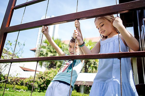 포토 JPG 주간 서양인 외국인 백인 해외기획촬영 원피스 여자 남자 어린이 태국 서기 미소 사람 상반신 야외 두명 민소매 유치원생 잡기 놀이터 즐거움 2015년태국 어린이만 국내포토 자연요소 옷 감정 아시아 상의 모션 놀이 표정 인종 파일형식
