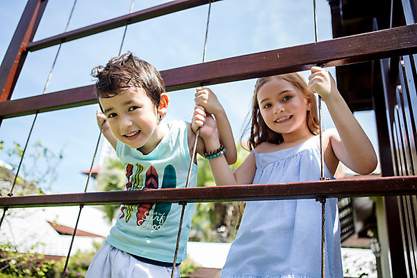 포토 JPG 주간 서양인 외국인 백인 해외기획촬영 원피스 여자 남자 어린이 팔찌 태국 서기 미소 사람 상반신 야외 두명 민소매 유치원생 잡기 놀이터 즐거움 2015년태국 어린이만 국내포토 자연요소 옷 감정 아시아 상의 장신구 모션 놀이 표정 인종 파일형식