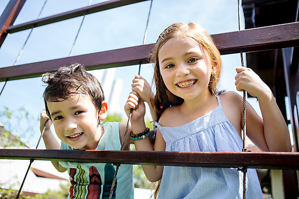 포토 JPG 주간 서양인 외국인 백인 해외기획촬영 원피스 여자 남자 어린이 팔찌 태국 미소 사람 상반신 야외 두명 민소매 유치원생 잡기 놀이터 즐거움 주근깨 2015년태국 어린이만 국내포토 자연요소 옷 감정 아시아 상의 장신구 모션 놀이 표정 인종 점 파일형식