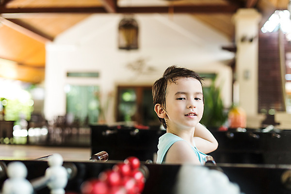 포토 JPG 주간 서양인 외국인 백인 해외기획촬영 응시 남자 어린이 한명 사람 상반신 옆모습 아웃포커스 유치원생 게임 축구게임 2015년태국 남자만 남자한명만 어린이만 소년만 소년한명만 국내포토 자연요소 1 시선 뷰포인트 놀이 촬영기법 인종 파일형식