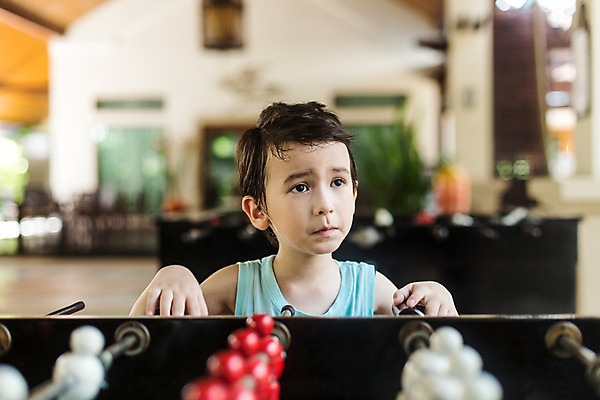 포토 JPG 주간 서양인 외국인 백인 해외기획촬영 남자 어린이 한명 사람 상반신 앞모습 아웃포커스 유치원생 게임 잡기 시무룩 축구게임 2015년태국 남자만 남자한명만 어린이만 소년만 소년한명만 국내포토 자연요소 1 뷰포인트 모션 놀이 촬영기법 표정 인종 파일형식