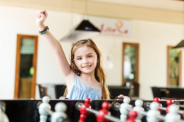 포토 JPG 주간 서양인 외국인 백인 해외기획촬영 원피스 여자 어린이 팔찌 한명 미소 사람 상반신 앞모습 아웃포커스 손들기 유치원생 게임 즐거움 축구게임 2015년태국 여자만 여자한명만 어린이만 소녀만 소녀한명만 국내포토 자연요소 1 옷 감정 뷰포인트 장신구 모션 놀이 촬영기법 표정 인종 파일형식