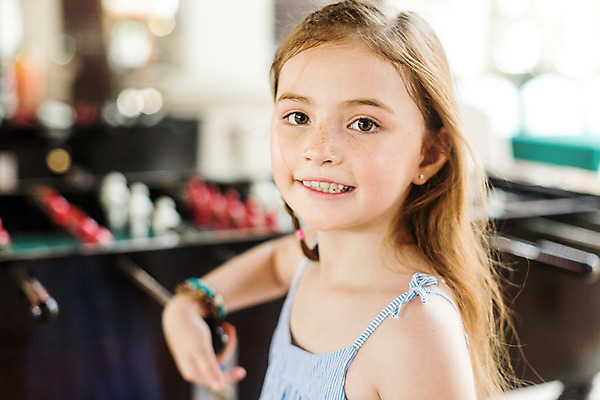 포토 JPG 주간 서양인 외국인 백인 해외기획촬영 원피스 여자 어린이 한명 미소 사람 상반신 옆모습 아웃포커스 유치원생 게임 주근깨 축구게임 2015년태국 여자만 여자한명만 어린이만 소녀만 소녀한명만 국내포토 자연요소 1 옷 뷰포인트 놀이 촬영기법 표정 인종 점 파일형식