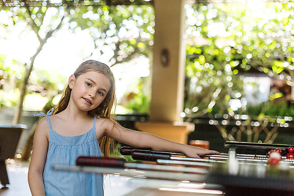 포토 JPG 주간 서양인 외국인 백인 해외기획촬영 원피스 여자 어린이 한명 서기 사람 상반신 앞모습 유치원생 게임 잡기 축구게임 2015년태국 여자만 여자한명만 어린이만 소녀만 소녀한명만 국내포토 자연요소 1 옷 뷰포인트 모션 놀이 인종 파일형식