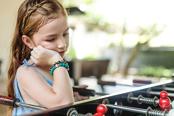 포토 JPG 주간 서양인 외국인 백인 해외기획촬영 원피스 여자 어린이 팔찌 땋은머리 한명 사람 상반신 턱괴기 유치원생 게임 잡기 지루함 축구게임 2015년태국 여자만 여자한명만 어린이만 소녀만 소녀한명만 국내포토 자연요소 1 헤어스타일 옷 감정 장신구 모션 놀이 인종 파일형식