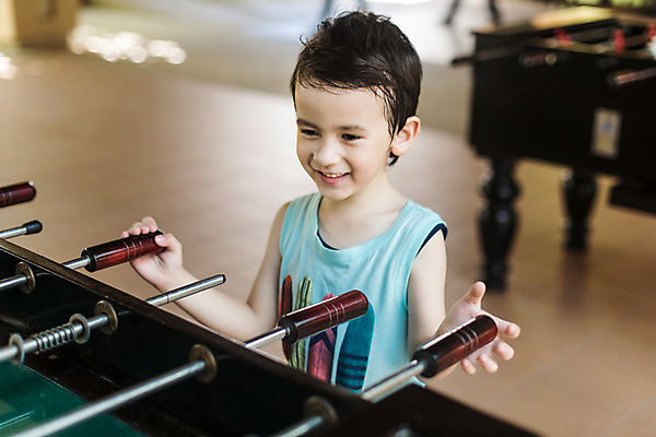 포토 JPG 주간 서양인 외국인 백인 해외기획촬영 남자 어린이 한명 미소 사람 상반신 민소매 유치원생 게임 잡기 즐거움 축구게임 2015년태국 남자만 남자한명만 어린이만 소년만 소년한명만 국내포토 자연요소 1 감정 상의 모션 놀이 표정 인종 파일형식