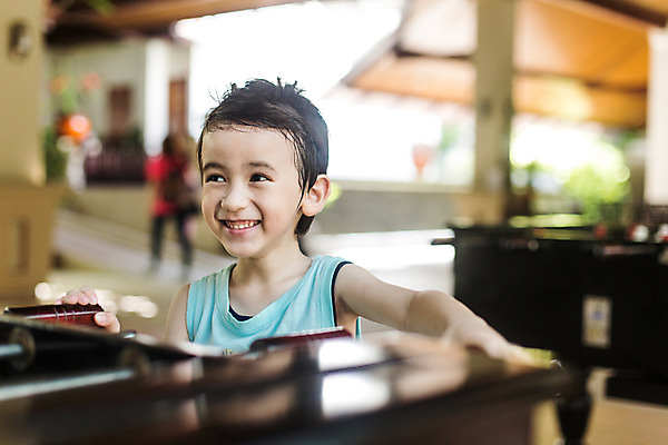 포토 JPG 주간 서양인 외국인 백인 해외기획촬영 남자 어린이 한명 미소 사람 상반신 아웃포커스 민소매 유치원생 게임 잡기 즐거움 축구게임 2015년태국 남자만 남자한명만 어린이만 소년만 소년한명만 국내포토 자연요소 1 감정 상의 모션 놀이 촬영기법 표정 인종 파일형식