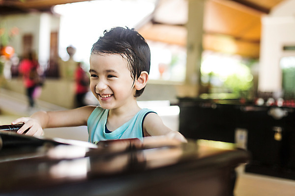 포토 JPG 주간 서양인 외국인 백인 해외기획촬영 남자 어린이 한명 미소 사람 상반신 아웃포커스 민소매 유치원생 게임 잡기 즐거움 축구게임 2015년태국 남자만 남자한명만 어린이만 소년만 소년한명만 국내포토 자연요소 1 감정 상의 모션 놀이 촬영기법 표정 인종 파일형식