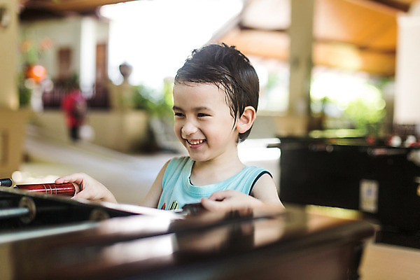 포토 JPG 주간 서양인 외국인 백인 해외기획촬영 남자 어린이 한명 미소 사람 상반신 아웃포커스 민소매 유치원생 게임 잡기 즐거움 축구게임 2015년태국 남자만 남자한명만 어린이만 소년만 소년한명만 국내포토 자연요소 1 감정 상의 모션 놀이 촬영기법 표정 인종 파일형식