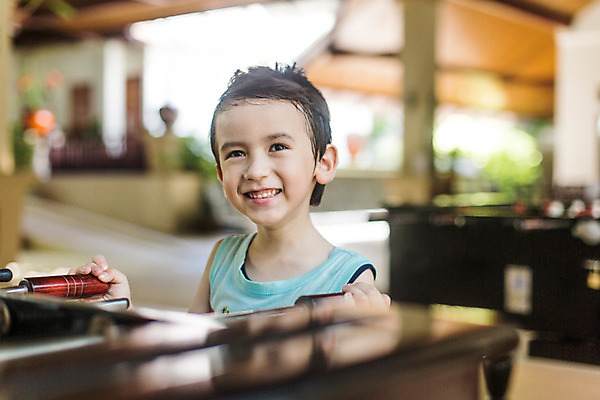 포토 JPG 주간 서양인 외국인 백인 해외기획촬영 남자 어린이 한명 미소 사람 상반신 아웃포커스 민소매 유치원생 게임 잡기 즐거움 축구게임 2015년태국 남자만 남자한명만 어린이만 소년만 소년한명만 국내포토 자연요소 1 감정 상의 모션 놀이 촬영기법 표정 인종 파일형식