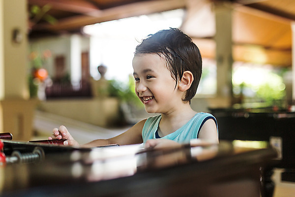포토 JPG 주간 서양인 외국인 백인 해외기획촬영 남자 어린이 한명 미소 사람 상반신 아웃포커스 민소매 유치원생 게임 잡기 즐거움 축구게임 2015년태국 남자만 남자한명만 어린이만 소년만 소년한명만 국내포토 자연요소 1 감정 상의 모션 놀이 촬영기법 표정 인종 파일형식
