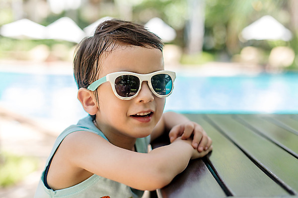 포토 JPG 주간 서양인 외국인 백인 해외기획촬영 남자 어린이 태국 탁자 한명 사람 앉기 상반신 야외 옆모습 아웃포커스 선글라스 유치원생 즐거움 손모으기 2015년태국 남자만 남자한명만 어린이만 소년만 소년한명만 안경낌 국내포토 자연요소 1 감정 아시아 안경 뷰포인트 가구 모션 촬영기법 인종 손짓 파일형식