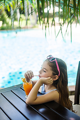 포토 JPG 주간 서양인 외국인 백인 해외기획촬영 여자 어린이 태국 탁자 빨대 한명 사람 앉기 상반신 야외 선글라스 주스 유치원생 마시기 잡기 즐거움 주근깨 2015년태국 여자만 여자한명만 어린이만 소녀만 소녀한명만 국내포토 자연요소 1 감정 아시아 안경 음료 가구 모션 인종 점 파일형식