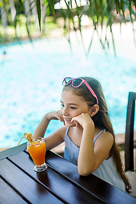 포토 JPG 주간 서양인 외국인 백인 해외기획촬영 여자 어린이 태국 탁자 한명 미소 사람 앉기 상반신 야외 선글라스 턱괴기 주스 유치원생 즐거움 주근깨 2015년태국 여자만 여자한명만 어린이만 소녀만 소녀한명만 국내포토 자연요소 1 감정 아시아 안경 음료 가구 모션 표정 인종 점 파일형식