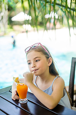 포토 JPG 주간 서양인 외국인 백인 해외기획촬영 여자 어린이 태국 탁자 빨대 한명 사람 앉기 상반신 야외 선글라스 주스 유치원생 마시기 즐거움 주근깨 2015년태국 여자만 여자한명만 어린이만 소녀만 소녀한명만 국내포토 자연요소 1 감정 아시아 안경 음료 가구 모션 인종 점 파일형식