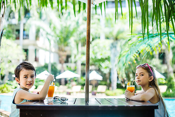 포토 JPG 주간 서양인 외국인 백인 해외기획촬영 여자 남자 어린이 태국 탁자 수영장 빨대 사람 앉기 상반신 야외 두명 옆모습 선글라스 주스 유치원생 마시기 즐거움 2015년태국 어린이만 국내포토 자연요소 감정 아시아 안경 음료 뷰포인트 가구 모션 인종 파일형식