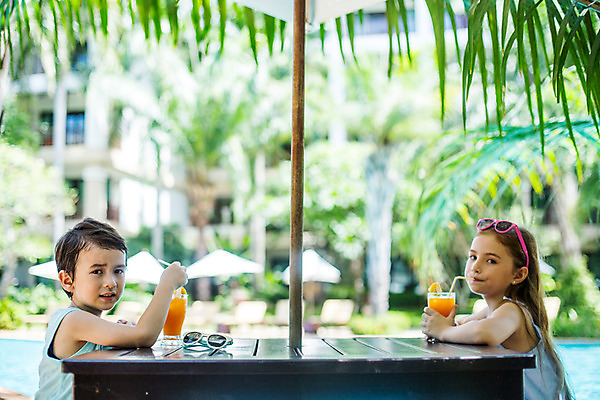 포토 JPG 주간 서양인 외국인 백인 해외기획촬영 여자 남자 어린이 태국 탁자 수영장 빨대 사람 앉기 상반신 야외 두명 옆모습 선글라스 주스 유치원생 마시기 즐거움 2015년태국 어린이만 국내포토 자연요소 감정 아시아 안경 음료 뷰포인트 가구 모션 인종 파일형식