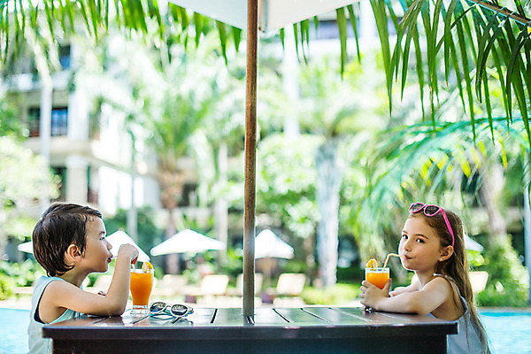 포토 JPG 주간 서양인 외국인 백인 해외기획촬영 여자 남자 어린이 태국 탁자 수영장 빨대 사람 앉기 상반신 야외 두명 옆모습 선글라스 주스 유치원생 마시기 즐거움 마주앉기 2015년태국 어린이만 국내포토 자연요소 감정 아시아 안경 음료 뷰포인트 가구 모션 인종 파일형식