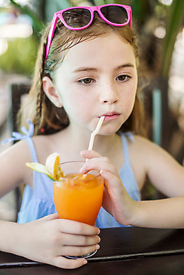 포토 JPG 주간 서양인 외국인 백인 해외기획촬영 여자 어린이 태국 탁자 빨대 한명 사람 앉기 상반신 야외 앞모습 아웃포커스 주스 유치원생 마시기 즐거움 주근깨 2015년태국 여자만 여자한명만 어린이만 소녀만 소녀한명만 국내포토 자연요소 1 감정 아시아 음료 뷰포인트 가구 모션 촬영기법 인종 점 파일형식