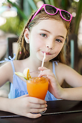 포토 JPG 주간 서양인 외국인 백인 해외기획촬영 여자 어린이 태국 탁자 빨대 한명 사람 앉기 상반신 야외 앞모습 아웃포커스 선글라스 주스 유치원생 마시기 즐거움 주근깨 2015년태국 여자만 여자한명만 어린이만 소녀만 소녀한명만 국내포토 자연요소 1 감정 아시아 안경 음료 뷰포인트 가구 모션 촬영기법 인종 점 파일형식