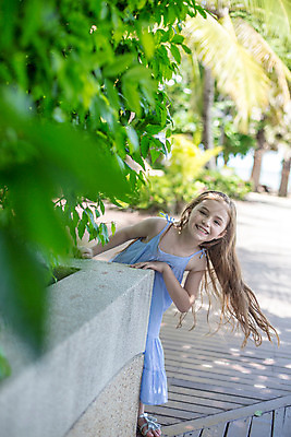 포토 JPG 주간 전신 서양인 외국인 식물 백인 해외기획촬영 원피스 여자 어린이 장난 태국 한명 서기 미소 사람 야외 앞모습 유치원생 샌들 즐거움 화단 숨기 2015년태국 여자만 여자한명만 어린이만 소녀만 소녀한명만 국내포토 자연요소 1 옷 감정 아시아 뷰포인트 신발 모션 표정 인종 파일형식