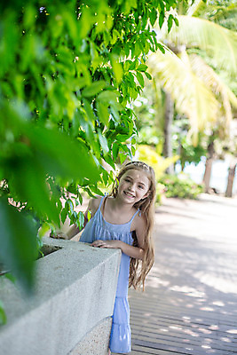 포토 JPG 주간 서양인 외국인 식물 백인 해외기획촬영 원피스 여자 어린이 장난 태국 한명 서기 미소 사람 상반신 야외 앞모습 유치원생 즐거움 화단 숨기 2015년태국 여자만 여자한명만 어린이만 소녀만 소녀한명만 국내포토 자연요소 1 옷 감정 아시아 뷰포인트 모션 표정 인종 파일형식