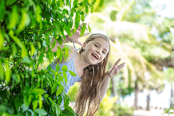 포토 JPG 주간 서양인 외국인 식물 백인 해외기획촬영 원피스 여자 어린이 장난 태국 한명 서기 웃음 사람 손짓 상반신 야외 앞모습 유치원생 즐거움 숨기 2015년태국 여자만 여자한명만 어린이만 소녀만 소녀한명만 국내포토 자연요소 1 옷 감정 아시아 뷰포인트 모션 표정 인종 파일형식