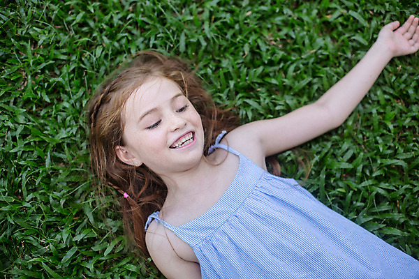 포토 JPG 주간 서양인 외국인 백인 해외기획촬영 원피스 여자 어린이 태국 한명 미소 웃음 사람 잔디 상반신 야외 앞모습 하이앵글 눕기 유치원생 주근깨 2015년태국 여자만 여자한명만 어린이만 소녀만 소녀한명만 내려보기 국내포토 자연요소 식물 1 옷 아시아 뷰포인트 모션 표정 인종 점 파일형식