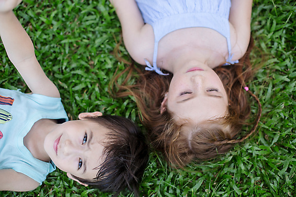 포토 JPG 주간 서양인 외국인 백인 해외기획촬영 여자 남자 어린이 태국 사람 잔디 상반신 야외 두명 앞모습 하이앵글 눕기 유치원생 주근깨 2015년태국 어린이만 국내포토 자연요소 식물 아시아 뷰포인트 모션 인종 점 파일형식