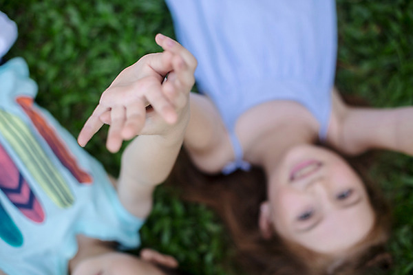 포토 JPG 주간 서양인 외국인 백인 해외기획촬영 손 여자 남자 어린이 태국 미소 사람 손짓 잔디 상반신 야외 두명 아웃포커스 신체부위 하이앵글 눕기 손잡기 유치원생 2015년태국 어린이만 국내포토 자연요소 식물 아시아 뷰포인트 모션 촬영기법 표정 인종 파일형식