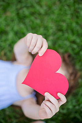 포토 JPG 주간 서양인 외국인 백인 해외기획촬영 손 여자 어린이 태국 프레임 한명 들기 사람 잔디 상반신 야외 앞모습 아웃포커스 신체부위 하이앵글 눕기 유치원생 하트 하트프레임 2015년태국 어린이만 국내포토 자연요소 모양 식물 1 아시아 뷰포인트 모션 촬영기법 인종 파일형식