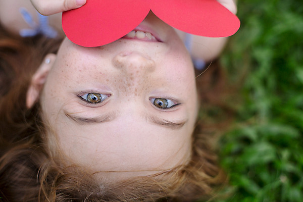 포토 JPG 주간 서양인 외국인 백인 해외기획촬영 여자 어린이 태국 한명 미소 들기 사람 잔디 상반신 야외 아웃포커스 하이앵글 눕기 유치원생 하트 주근깨 2015년태국 여자만 여자한명만 어린이만 소녀만 소녀한명만 국내포토 자연요소 모양 식물 1 아시아 뷰포인트 모션 촬영기법 표정 인종 점 파일형식